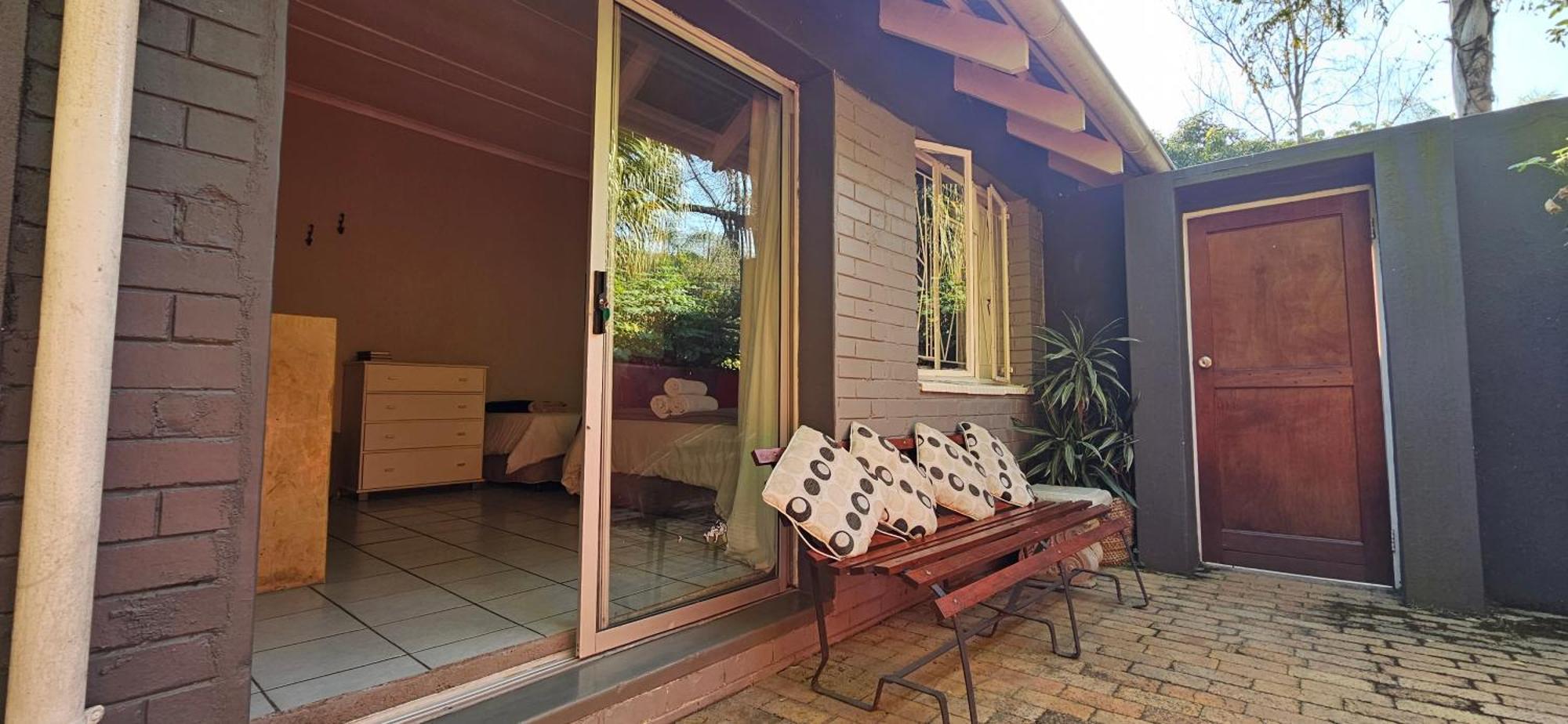 Old Vic Travellers Inn Nelspruit Mbombela Екстериор снимка