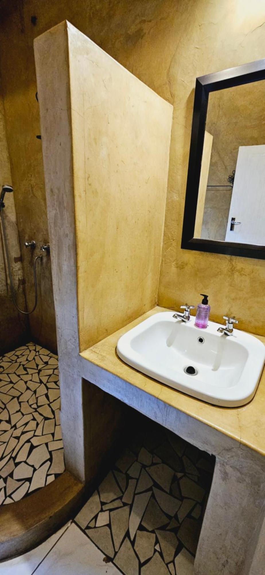 Old Vic Travellers Inn Nelspruit Mbombela Екстериор снимка