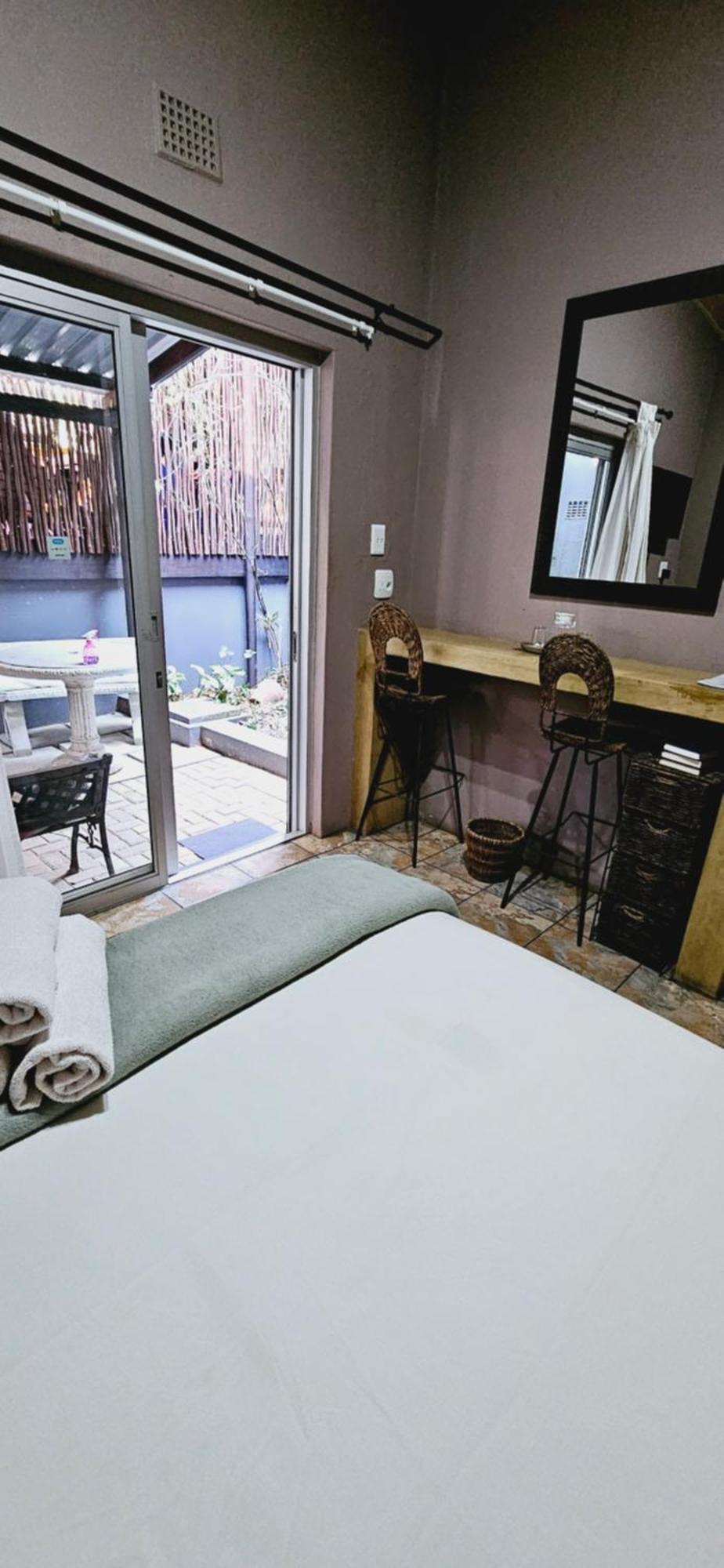 Old Vic Travellers Inn Nelspruit Mbombela Екстериор снимка