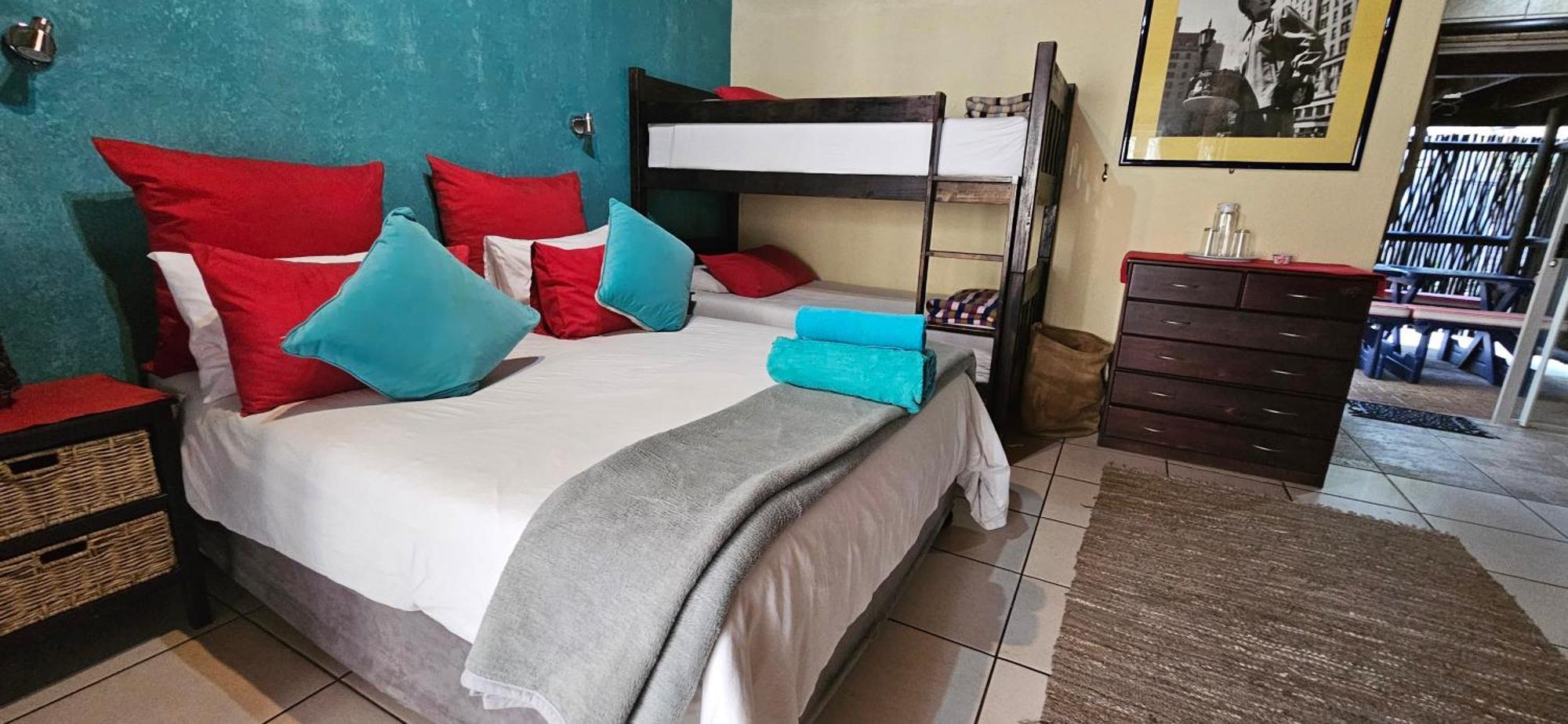 Old Vic Travellers Inn Nelspruit Mbombela Екстериор снимка