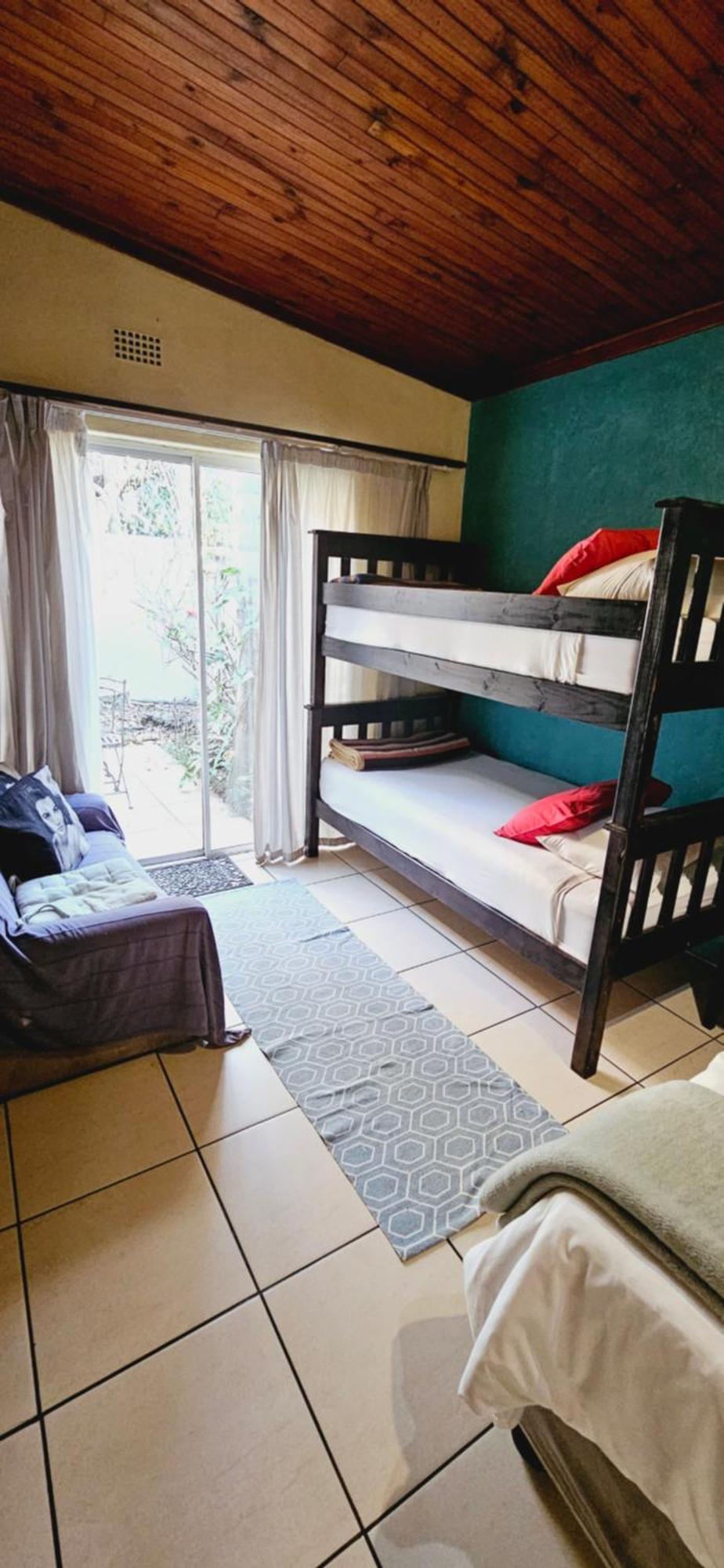 Old Vic Travellers Inn Nelspruit Mbombela Екстериор снимка