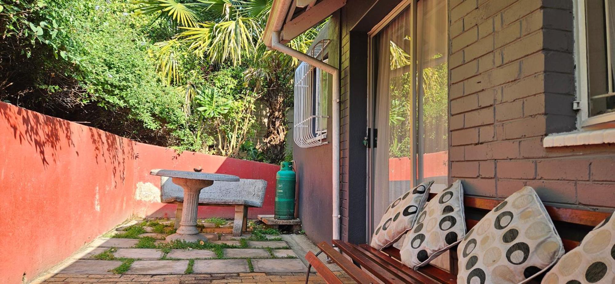 Old Vic Travellers Inn Nelspruit Mbombela Екстериор снимка