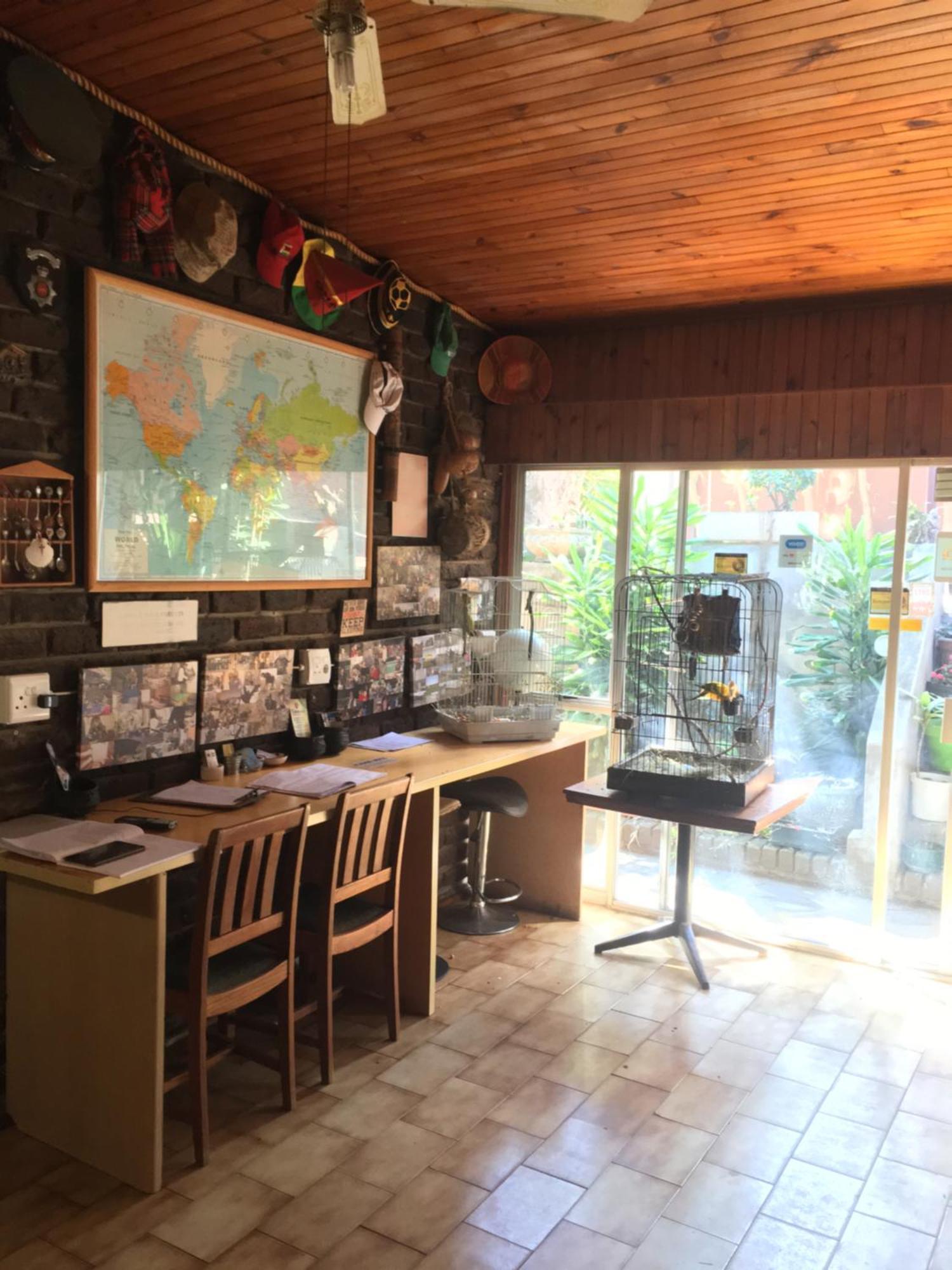 Old Vic Travellers Inn Nelspruit Mbombela Екстериор снимка